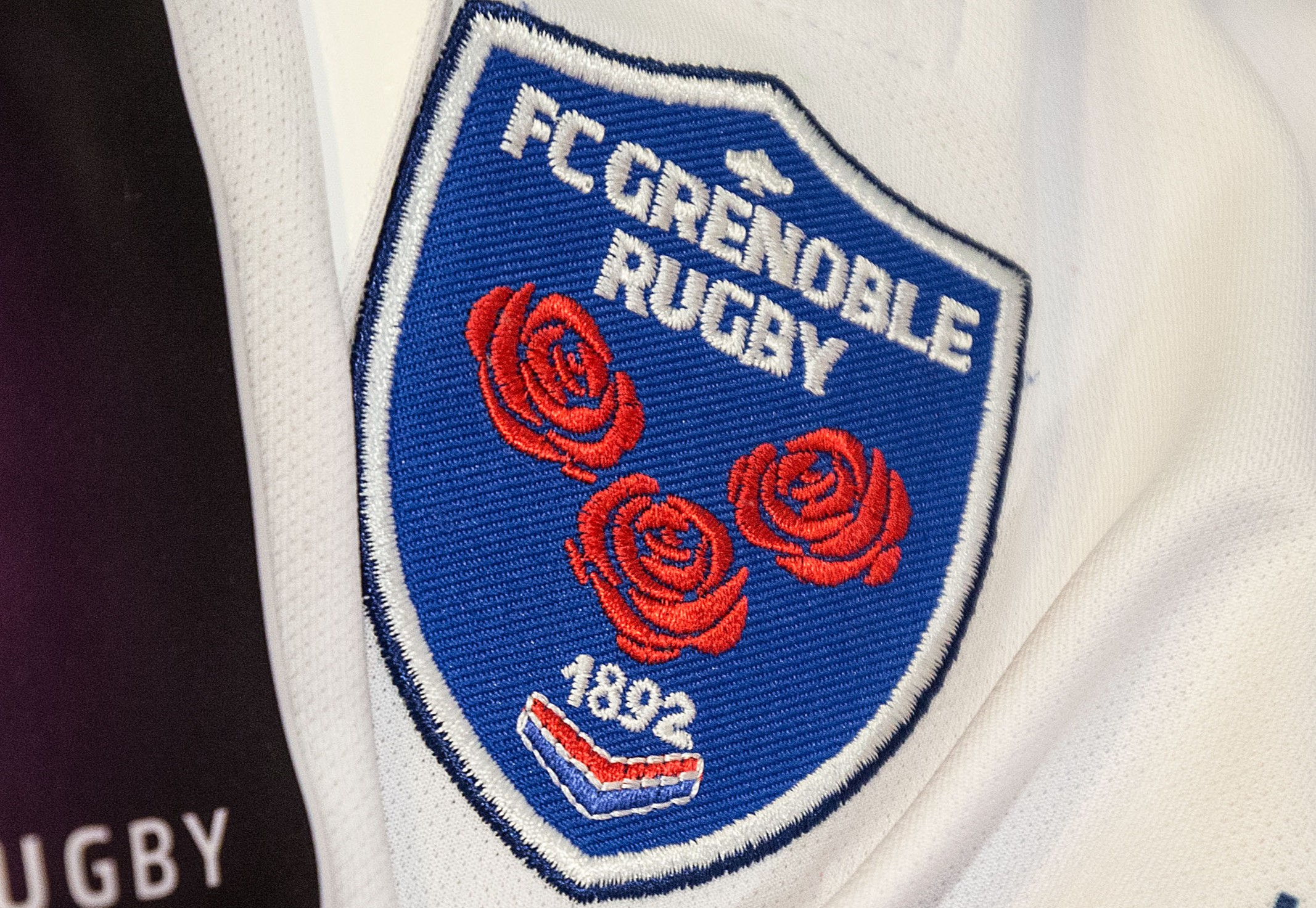 Histoire de blason : FC Grenoble Rugby, trois roses symboliques